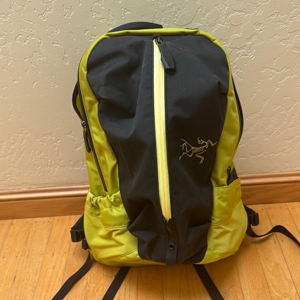 NWOT Arc'teryx Arro 16 Black and Yellow Backpack